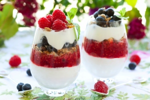 Copas saludables que combinan frutas, yogur 0%  y chocolate puro sin azúcar
